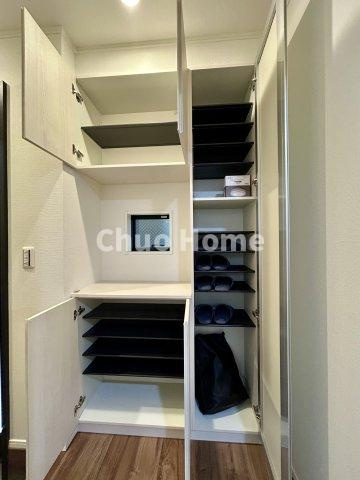 葛飾区青戸8丁目新築分譲住宅の玄関|【玄関】玄関には大型のシューズクローゼットを設置しておりますのでいつでもスッキリりとした空間を保てます。玄関周りを清潔に使うのはとても大事なことですよね。