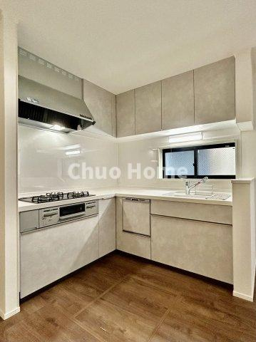 葛飾区青戸8丁目新築分譲住宅のキッチン|収納豊富なシステムキッチン