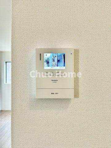 葛飾区青戸8丁目新築分譲住宅のセキュリティ|【モニターホン】誰が来たかすぐにわかるカラーモニター付きインターホン。通話ボタンを押すまでは室内の音は漏れていませんので相手を確かめてから応対できます。