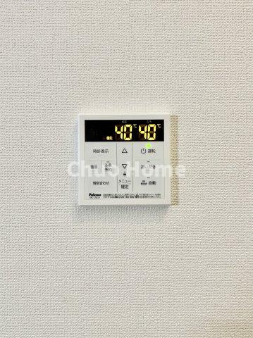 葛飾区青戸8丁目新築分譲住宅の発電・温水設備|【給湯リモコン】外での一日を忘れさせてくれるオートバス機能でお好みの湯量・温度に調整された浴槽。