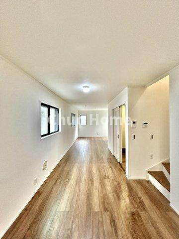 葛飾区青戸8丁目新築分譲住宅の居間・リビング|【リビングダイニング】一日の中で多くの時間を過すことになるリビングダイニングだからこそ、いつも穏やかな空間であることが必然。爽やかな通風と採光を存分に感じる事が出来る空間です。