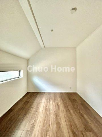 葛飾区青戸8丁目新築分譲住宅の寝室|【寝室】心と体をゆったりと安らげる主寝室。寝室のゆとりが大きい分だけ、暮らしの安らぎは深まります。一日の疲れを癒すだけでなく、ご夫婦の親密な語らいを紡ぎ出します