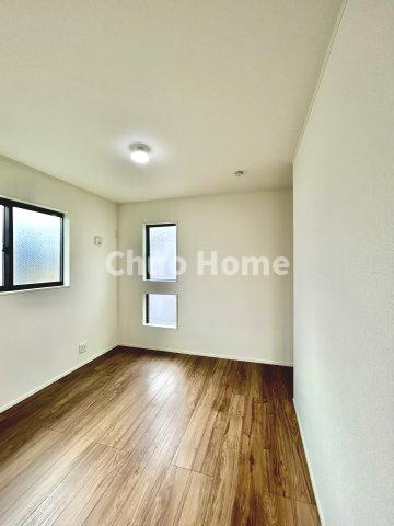 葛飾区青戸8丁目新築分譲住宅の子供部屋|【子供部屋】お子様を持つ家庭の約6割が「家族や子どものため」に購入を希望。入学後の転校を避け、広い空間でのびのび育てたいなどの親心が、家探しのきっかけになっているようです。