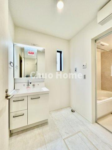 葛飾区青戸8丁目新築分譲住宅のランドリースペース|【ランドリースペース】担当者がスケールを持ち歩いておりますので、ご見学時には現在お使いの洗濯機などがきちんと収まるかなどもチェックして下さい。見学前に測っておくと非常に便利だと思います。