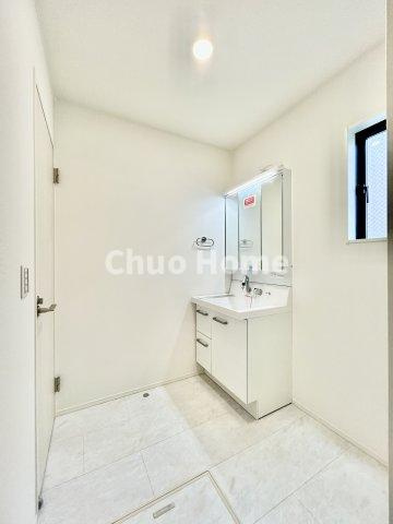 葛飾区青戸8丁目新築分譲住宅の脱衣所|【洗面所】明るい洗面所は朝をすっきりさせてくれる空間です。バタバタしている忙しい朝でも収納が多い洗面台では短い時間で効率良く支度ができます。