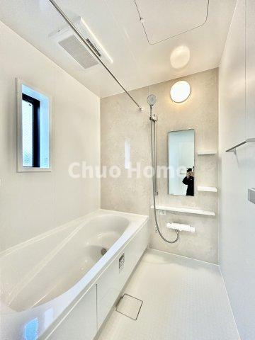 葛飾区青戸8丁目新築分譲住宅の浴室|【バスルーム】暖房換気乾燥機付きシステムバスルーム。暖房・冷風・換気・乾燥など、毎日を快適に過ごせるうれしい機能が揃っています。雨の日の洗濯物も安心です。