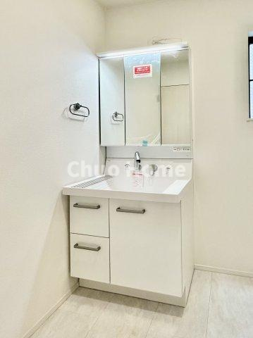 葛飾区青戸8丁目新築分譲住宅の独立洗面台|【洗面化粧台】洗面化粧台には三面鏡を採用。身だしなみを整えやすい事はもちろんですが、鏡の後ろに収納スペースを設ける事により、散らかりやすい洗面スペースをすっきりさせる事が出来るのも嬉しいですね