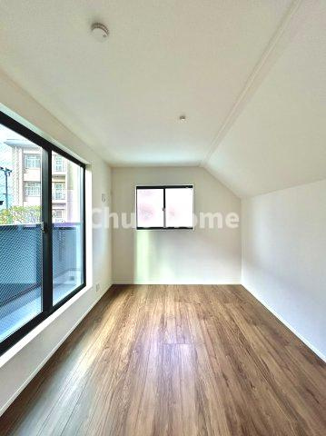 葛飾区青戸8丁目新築分譲住宅の洋室|【洋室】快適に過ごす条件は、一人ひとり違います。だからこそ飾り過ぎないシンプルな内装と偏り過ぎないデザインで統一しております。居住していく中でオーナー様だけの【マイホーム】に創り上げて下さい