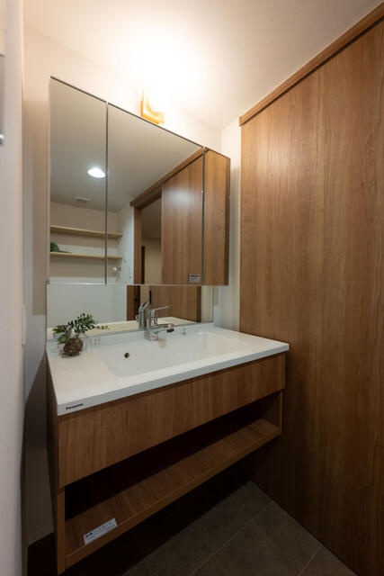 宇都宮市鶴田3丁目　3ＳＬＤＫ　中古住宅の独立洗面台