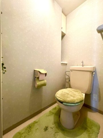 アルファステイツ知寄町のトイレ|トイレには棚があり、日用品を収納することができます。