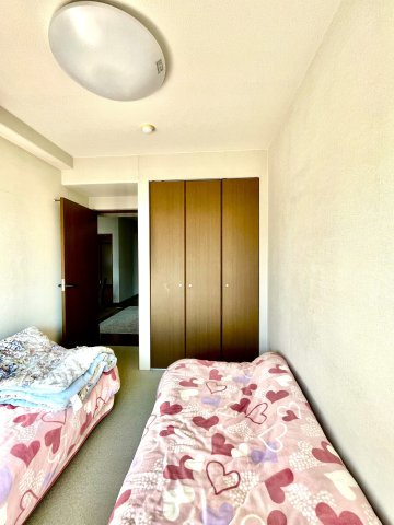 アルファステイツ知寄町の洋室|南側洋室（約５．４帖）。南面バルコニーに面した洋室は採光に優れ、寝室や子ども部屋にもおすすめです。