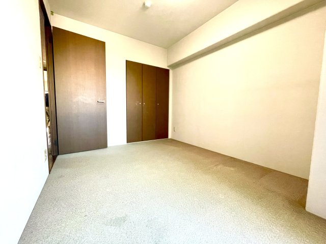 アルファステイツ知寄町の洋室|北西側洋室（約５．４帖）。北側にもバルコニーを備えているため採光・換気のしやすいお部屋です。