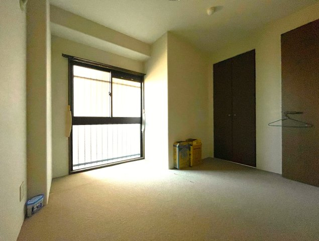アルファステイツ知寄町の洋室|北東側洋室（約５．０帖）。収納付きで居住スペースを広々とお使いいただけます。
