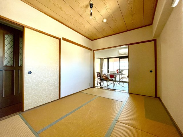 アルファステイツ知寄町の和室|和室（約６帖）。リビングに面しているため、襖を開けることでより開放的に使用できます。