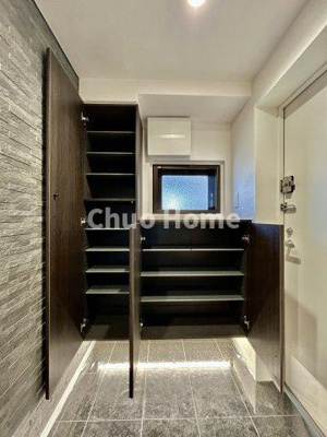 【玄関】 | ラベルティ小岩 | 【玄関】玄関には大型のシューズクローゼットを設置しておりますのでいつでもスッキリりとした空間を保てます。玄関周りを清潔に使うのはとても大事なことですよね。