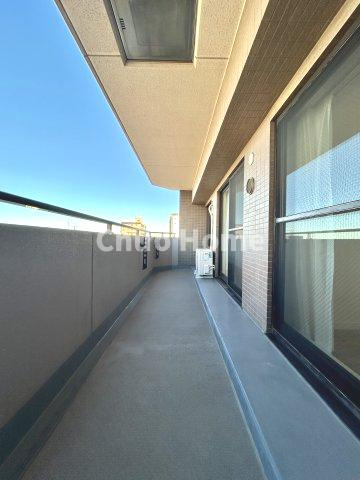 ラベルティ小岩のバルコニー|【バルコニー】幅もあって、奥行きもあるゆとりのバルコニー。洗濯物を干したり乾かしたりだけでなく、ただ出てみるだけでも気持ちいいですよ。