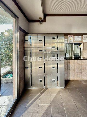 ラベルティ小岩の設備|【宅配ボックス】在宅時・不在時に関わらず、居住者の代わりに非対面で宅配物を受け取ってくれる便利な設備です。わかりやすくご説明致しますので見学時にはお部屋だけではなく共用部分もぜひチェックしてください。