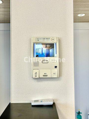 【セキュリティ】 | ラベルティ小岩 | 【モニターホン】誰が来たかすぐにわかるカラーモニター付きインターホン。通話ボタンを押すまでは室内の音は漏れていませんので相手を確かめてから応対できます。