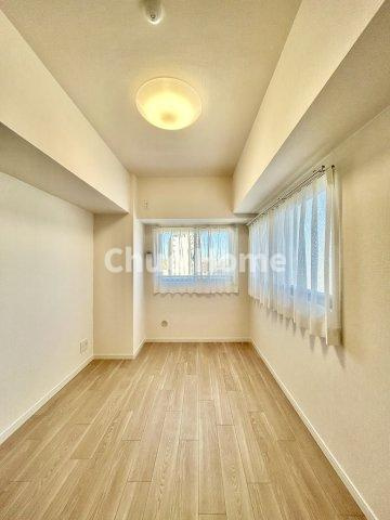 ラベルティ小岩の寝室|【寝室】心と体をゆったりと安らげる主寝室。寝室のゆとりが大きい分だけ、暮らしの安らぎは深まります。一日の疲れを癒すだけでなく、ご夫婦の親密な語らいを紡ぎ出します