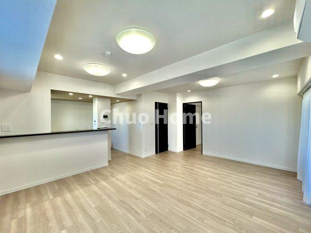 ラベルティ小岩のキッチン|視界に広がりを生むオープンなキッチン。料理や片付けをしながら、家族との会話を楽しんだり、リビングで遊ぶ子どもを見守れます。ご見学時には家具の配置などもイメージしながらぜひご覧になって見て下さい。