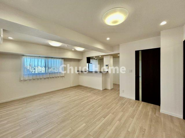 ラベルティ小岩のダイニング|【ダイニング】忙しい朝でも、しっかり家族が揃って食事をして頂けるゆとりある大きさのダイニングスペース。奥様が作る手料理をカウンター越しに受けとって頂き、テーブルで囲む素敵な時間を存分に愉しんで下さい。