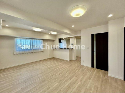 【ダイニング】 | ラベルティ小岩 | 【ダイニング】忙しい朝でも、しっかり家族が揃って食事をして頂けるゆとりある大きさのダイニングスペース。奥様が作る手料理をカウンター越しに受けとって頂き、テーブルで囲む素敵な時間を存分に愉しんで下さい。