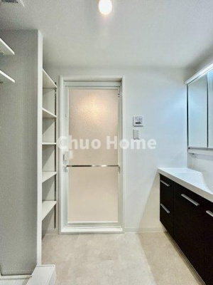 【脱衣所】 | ラベルティ小岩 | 【洗面所】明るい洗面所は朝をすっきりさせてくれる空間です。バタバタしている忙しい朝でも収納が多い洗面台では短い時間で効率良く支度ができます。