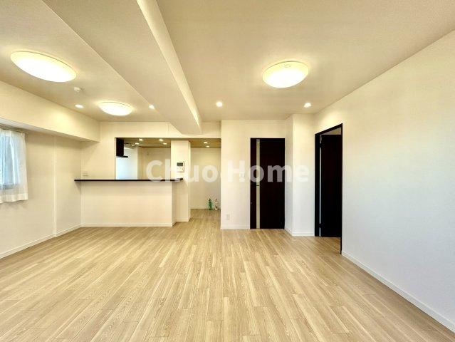 ラベルティ小岩の居間・リビング|【居間・リビング】「ＬＤＫは家族団らんをデザイン」広いＬＤＫでは家族が集まり一緒の時間を過ごせる工夫がされております。何気ない一日の当たり前のひとコマがいつか一生の宝物になります