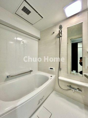 【浴室】 | ラベルティ小岩 | 【バスルーム】暖房換気乾燥機付きシステムバスルーム。暖房・冷風・換気・乾燥など、毎日を快適に過ごせるうれしい機能が揃っています。雨の日の洗濯物も安心です。