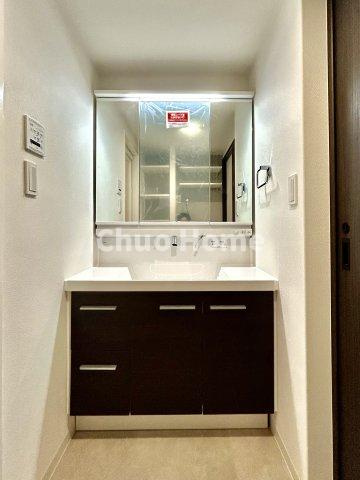 ラベルティ小岩の独立洗面台|【洗面化粧台】洗面化粧台には三面鏡を採用。身だしなみを整えやすい事はもちろんですが、鏡の後ろに収納スペースを設ける事により、散らかりやすい洗面スペースをすっきりさせる事が出来るのも嬉しいですね