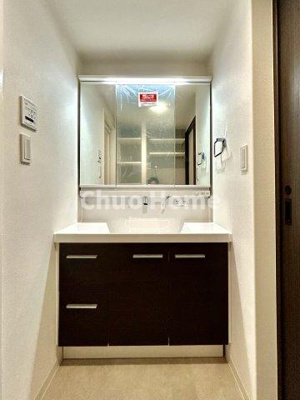 【独立洗面台】 | ラベルティ小岩 | 【洗面化粧台】洗面化粧台には三面鏡を採用。身だしなみを整えやすい事はもちろんですが、鏡の後ろに収納スペースを設ける事により、散らかりやすい洗面スペースをすっきりさせる事が出来るのも嬉しいですね