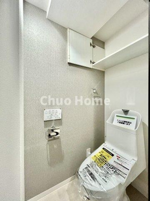 【トイレ】 | ラベルティ小岩 | 【トイレ】 収納スペースをしっかりと確保した温水洗浄便座機能付きトイレ。温水洗浄便座は清潔にお使いいただくための大切なアイテムです。