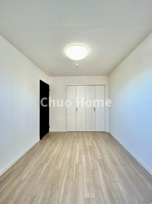 【洋室】 | ラベルティ小岩 | 【洋室】快適に過ごす条件は、一人ひとり違います。だからこそ飾り過ぎないシンプルな内装と偏り過ぎないデザインで統一しております。居住していく中でオーナー様だけの【マイホーム】に創り上げて下さい