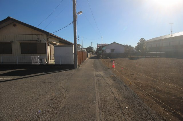 《分譲地》小山市若木町1丁目　全4区画の前面道路含む現地写真|北側の接道を西側から撮影（2026年1月撮影）