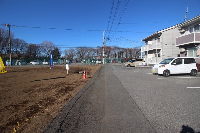 《分譲地》小山市若木町1丁目　全4区画の前面道路含む現地写真|北側の接道を東側から撮影（2026年1月撮影）