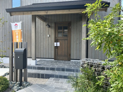 【外観】 | 三橋町蒲船津売家 | 木のぬくもりが出迎える玄関！