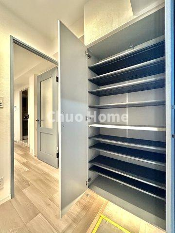 ジョイフル門前仲町第１の玄関|【玄関】玄関には大型のシューズクローゼットを設置しておりますのでいつでもスッキリりとした空間を保てます。玄関周りを清潔に使うのはとても大事なことですよね。