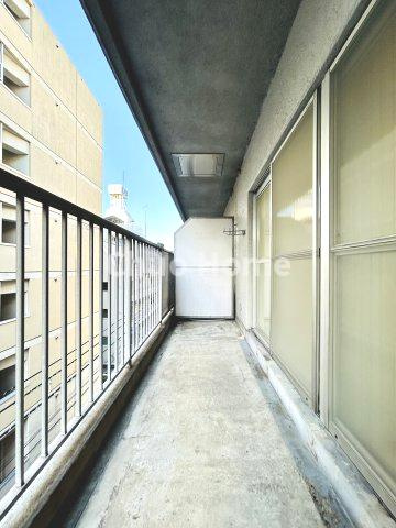ジョイフル門前仲町第１のバルコニー|【バルコニー】幅もあって、奥行きもあるゆとりのバルコニー。洗濯物を干したり乾かしたりだけでなく、ただ出てみるだけでも気持ちいいですよ。