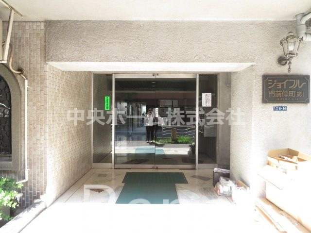 ジョイフル門前仲町第１のエントランス|【エントランス】マンションのエントランスは、その物件の印象を決める、顔とも言える場所です。毎日通る場所ですからきれいなのが一番です。エントランス内はオートロックですので暮らしの安全も確保されています。