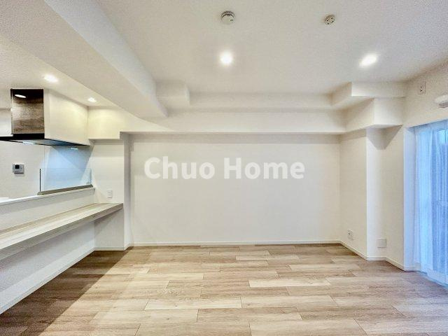 ジョイフル門前仲町第１のキッチン|視界に広がりを生むオープンなキッチン。料理や片付けをしながら、家族との会話を楽しんだり、リビングで遊ぶ子どもを見守れます。ご見学時には家具の配置などもイメージしながらぜひご覧になって見て下さい。