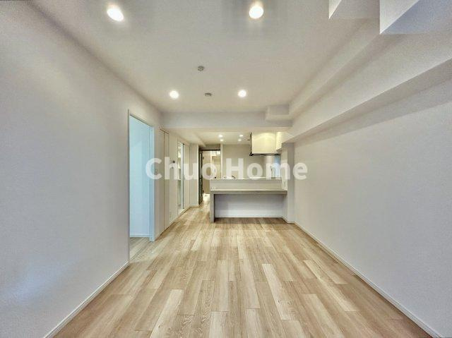 ジョイフル門前仲町第１のダイニング|【ダイニング】忙しい朝でも、しっかり家族が揃って食事をして頂けるゆとりある大きさのダイニングスペース。奥様が作る手料理をカウンター越しに受けとって頂き、テーブルで囲む素敵な時間を存分に愉しんで下さい。