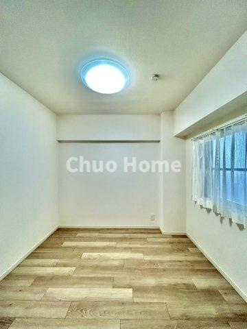 ジョイフル門前仲町第１の寝室|【寝室】心と体をゆったりと安らげる主寝室。寝室のゆとりが大きい分だけ、暮らしの安らぎは深まります。一日の疲れを癒すだけでなく、ご夫婦の親密な語らいを紡ぎ出します