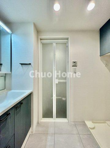 ジョイフル門前仲町第１の脱衣所|【洗面所】明るい洗面所は朝をすっきりさせてくれる空間です。バタバタしている忙しい朝でも収納が多い洗面台では短い時間で効率良く支度ができます。