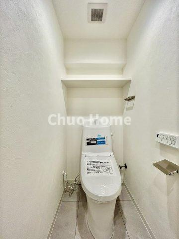 ジョイフル門前仲町第１のトイレ|【トイレ】 収納スペースをしっかりと確保した温水洗浄便座機能付きトイレ。温水洗浄便座は清潔にお使いいただくための大切なアイテムです。