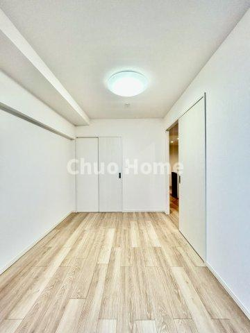 ジョイフル門前仲町第１の洋室|【洋室】快適に過ごす条件は、一人ひとり違います。だからこそ飾り過ぎないシンプルな内装と偏り過ぎないデザインで統一しております。居住していく中でオーナー様だけの【マイホーム】に創り上げて下さい