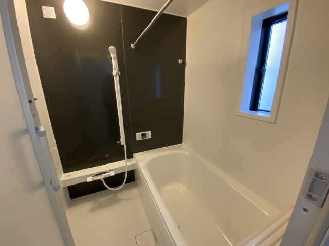 1/13価格変更♪【佐糠町第8／5号棟】　新築建売住宅　◇◆＼期間限定キャンペーン開催♪／◇◆の浴室|同施工　■□■ユニットバスの写真です■□■　高断熱浴槽なので、温めたお湯の熱を逃がしにくくし、しっかり断熱してくれるので、入浴の時間帯がバラバラでも安心ですね♪