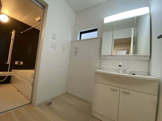 1/13価格変更♪【佐糠町第8／5号棟】　新築建売住宅　◇◆＼期間限定キャンペーン開催♪／◇◆の独立洗面台|■□■洗面所の写真です■□■　使い勝手の良い洗面台は、奥様の身支度の時間も楽しくなりそうですね。