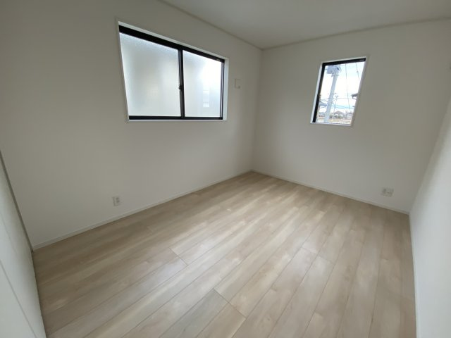 1/13価格変更♪【佐糠町第8／5号棟】　新築建売住宅　◇◆＼期間限定キャンペーン開催♪／◇◆の洋室|■□■居室の写真です■□■　
木の温もりがナチュラルでくつろげる空間ですね。