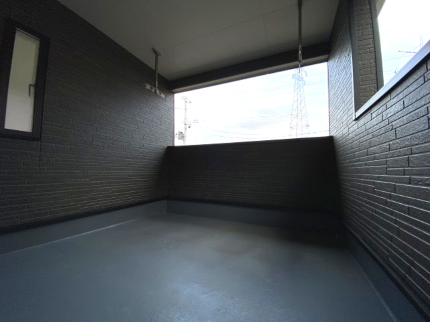 1/13価格変更♪【佐糠町第8／5号棟】　新築建売住宅　◇◆＼期間限定キャンペーン開催♪／◇◆のバルコニー|■□■バルコニーの写真です■□■　お布団なども充分に干せる広さがございます。