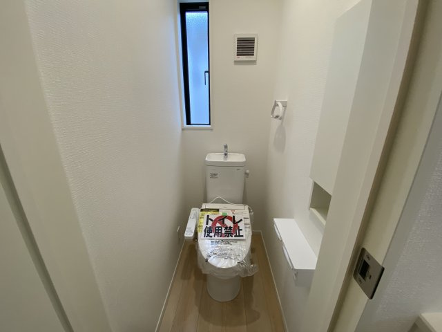 1/13価格変更♪【佐糠町第8／5号棟】　新築建売住宅　◇◆＼期間限定キャンペーン開催♪／◇◆のトイレ|◆トイレの写真です◆
便器にフチがないので汚れが隠れて見えない部分がありません。 お手入れがとってもラクラクです♪　一階、二階にそれぞれトイレがございますので、ご家族の多い方でも安心ですね♪
